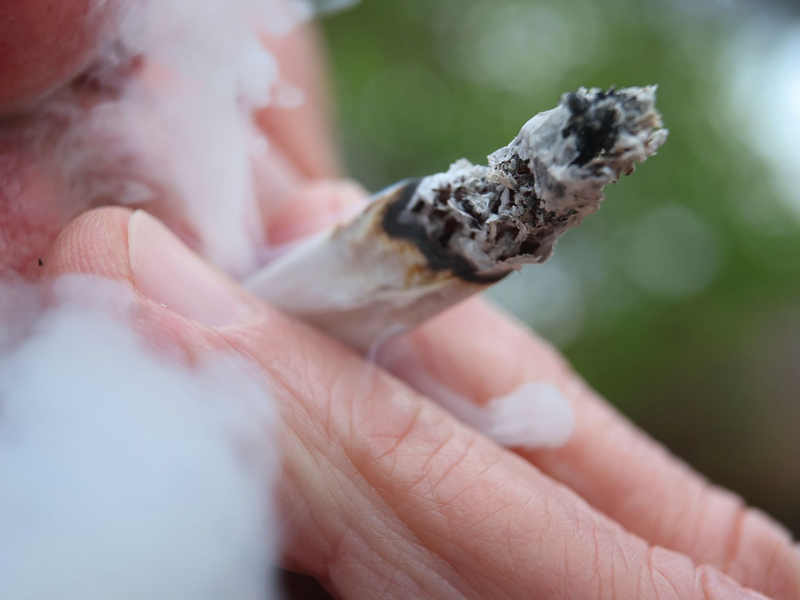 Im Freien besteht die Rausch-Gefahr durch Passivrauch «quasi überhaupt nicht» - Foto: Karl-Josef Hildenbrand/dpa