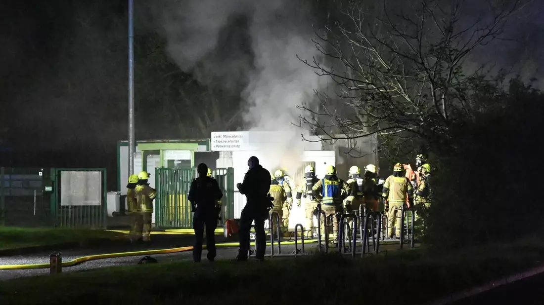 FW Pulheim: Feuer auf Brauweiler Sportplatz - Bild: presseportal.de
