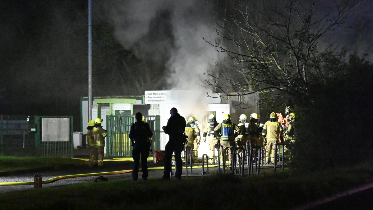 FW Pulheim: Feuer auf Brauweiler Sportplatz - Foto: presseportal.de