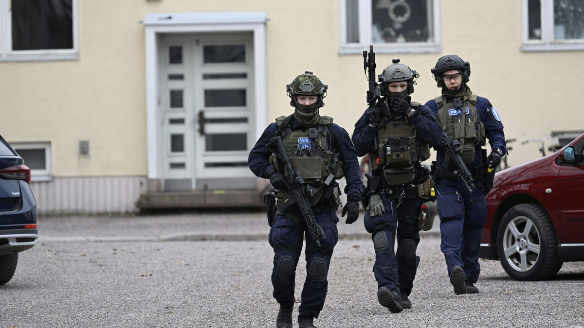 Bewaffnete Polizisten gehen in der Nähe der Viertola-Schule. Bei dem Vorfall an einer Grundschule in der finnischen Stadt Vantaa nördlich von Helsinki sind Kinder verletzt worden. Ein zwölf Jahre altes Kind stirbt. - Foto: Markku Ulander/Lehtikuva/dpa