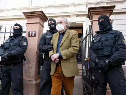 Soll bald vor Gericht erscheinen: Die «Reichsbürger»-Gruppe um Prinz Reuß. - Foto: Boris Roessler/dpa