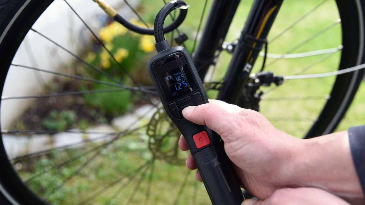 TÜV SÜD-Tipps zum Kauf von Akku-Luftpumpen - Foto: presseportal.de