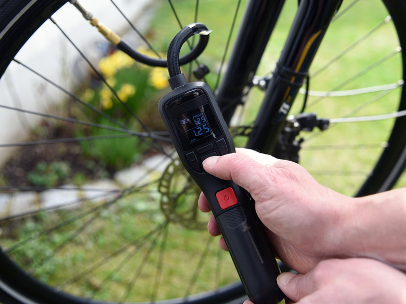 TÜV SÜD-Tipps zum Kauf von Akku-Luftpumpen - Foto: presseportal.de