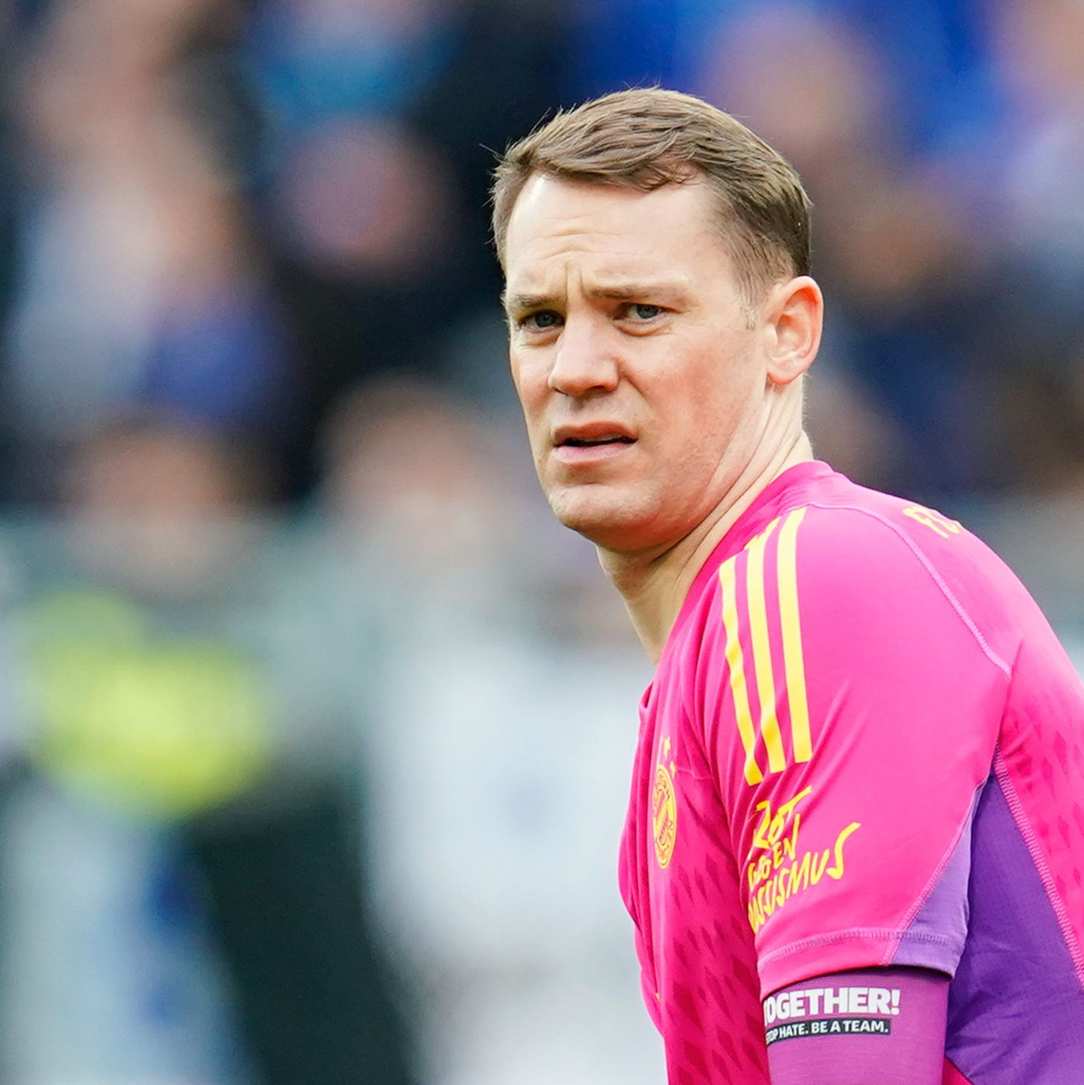 Vor einem Jahr strauchelten die Bayern, hier Manuel Neuer am Ball, auf dem vom Regen aufgeweichten Rasen in Saarbrücken.  - Foto: Uwe Anspach/dpa