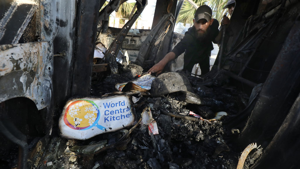 Bei dem israelischen Luftangriff im Gazastreifen sind laut World Central Kitchen sieben Mitarbeiter getötet worden. - Foto: Omar Ashtawy/APA Images via ZUMA Press Wire/dpa