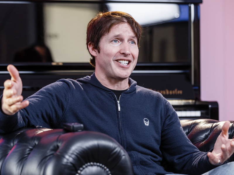 Der britische Singer-Songwriter James Blunt vor einem Konzert in Hamburg im Jahr 2020. - Foto: Markus Scholz/dpa