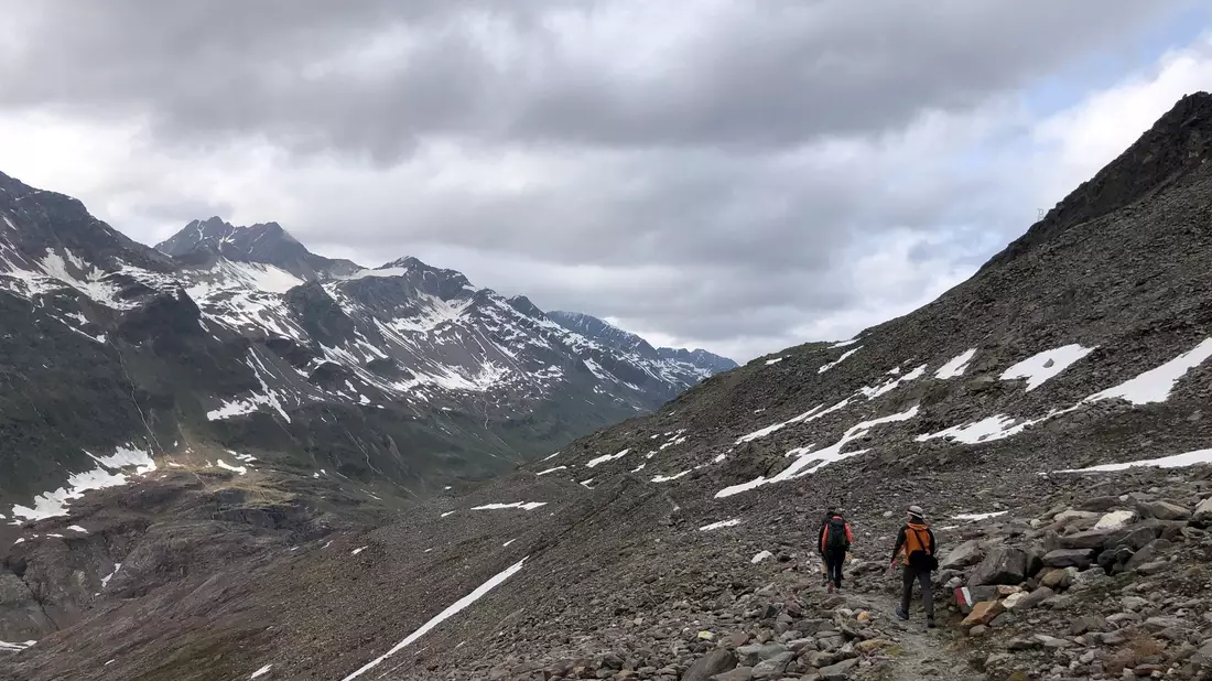 Eine Kleinmaschine auf dem Weg nach Deutschland ist verschollen. Das letzte Signal kam aus dem Ötztal. - Bild: Ute Wessels/dpa