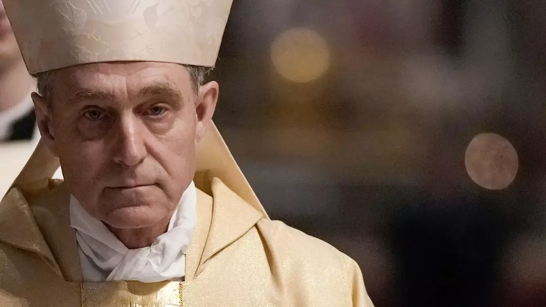 Ein umstrittener Mann in der katholischen Kirche: Erzbischof Georg Gänswein. - Bild: Andrew Medichini/AP/dpa