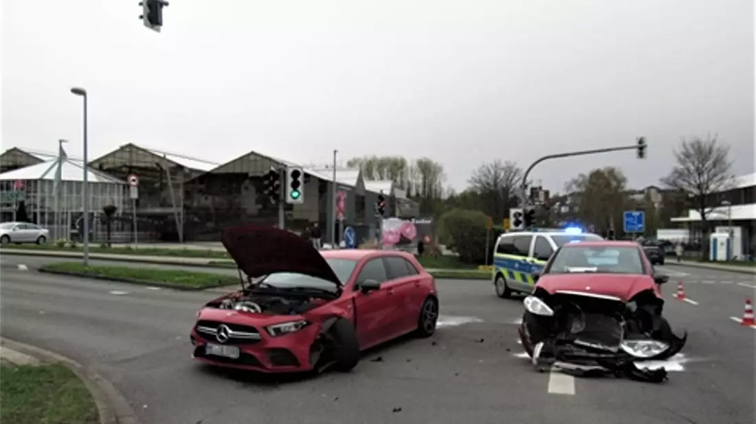 POL-ME: Frontaler Zusammenstoß: Sachschaden in Höhe von 20.000 Euro - Velbert - 2404004 - Bild: presseportal.de