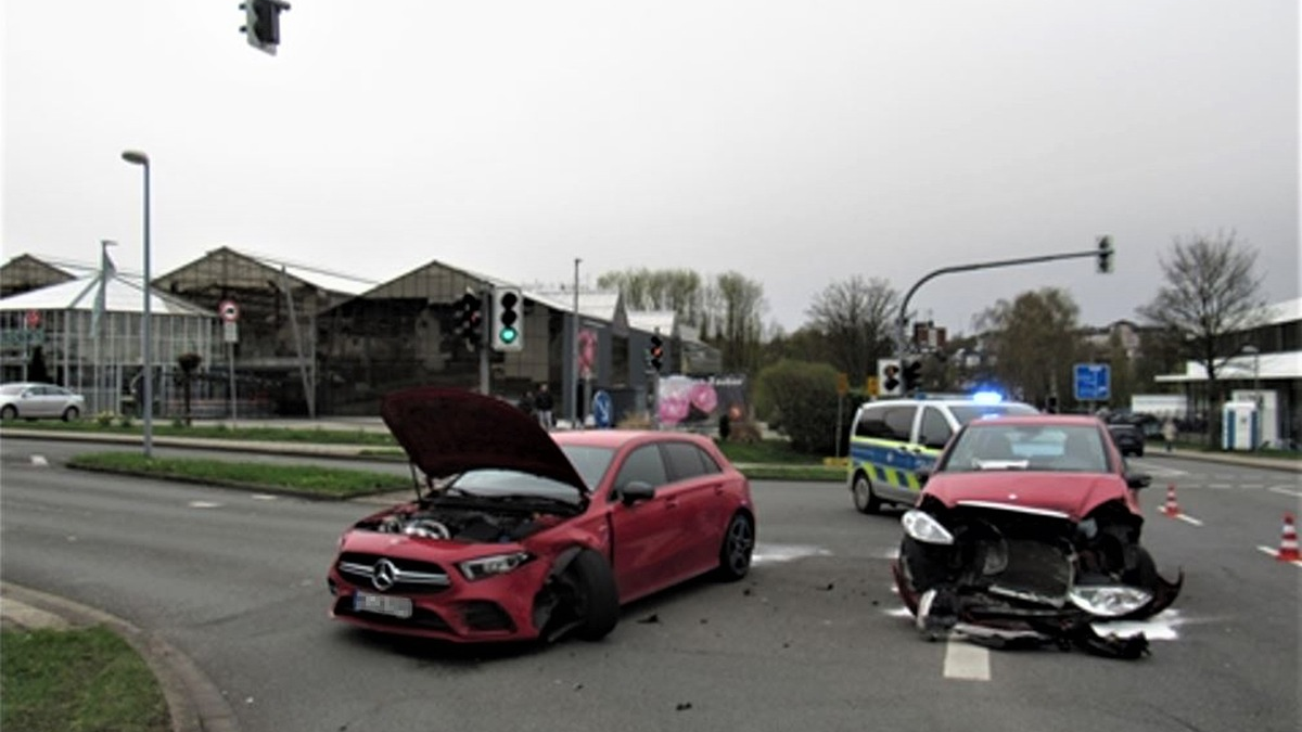 POL-ME: Frontaler Zusammenstoß: Sachschaden in Höhe von 20.000 Euro - Velbert - 2404004 - Foto: presseportal.de