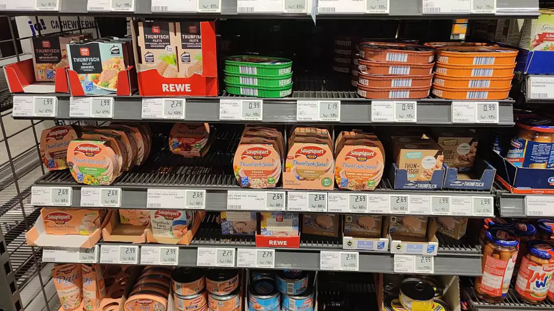 Supermarktregal mit Thunfisch-Dosen (Archiv) - Bild: über dts Nachrichtenagentur