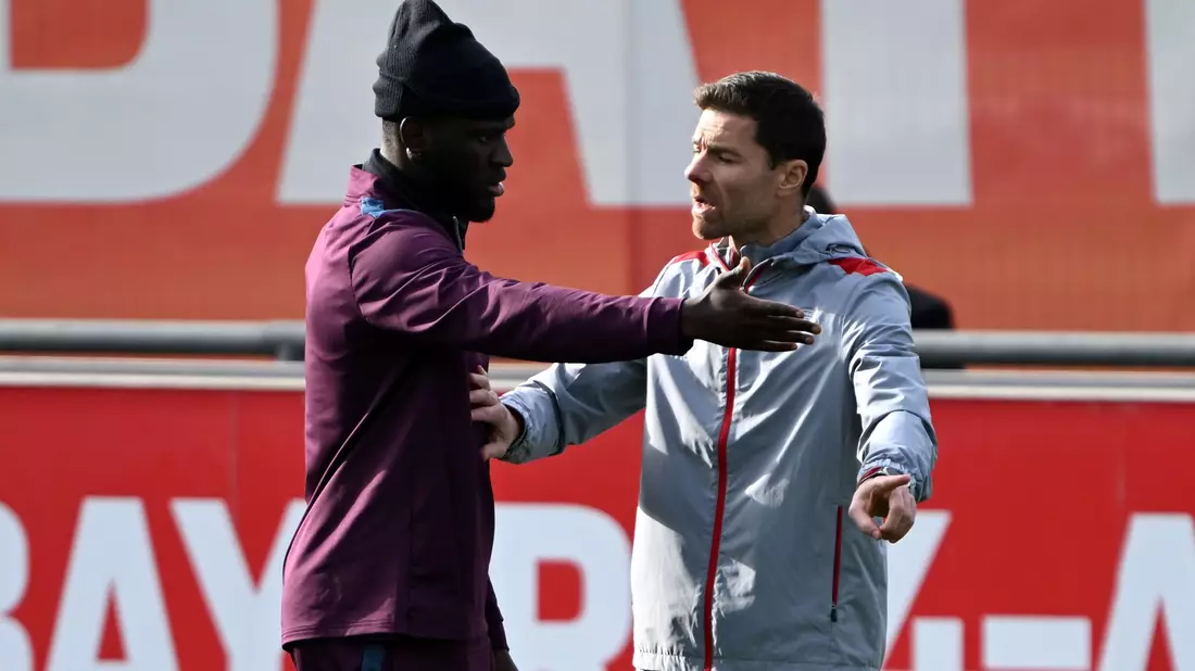 Leverkusens Trainer Xabi Alonso (r) kann wieder mit Stürmer Victor Boniface planen. - Bild: Federico Gambarini/dpa