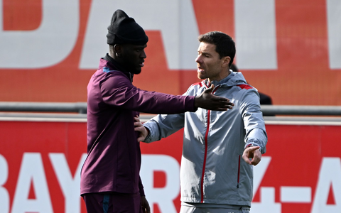 Leverkusens Trainer Xabi Alonso (r) kann wieder mit Stürmer Victor Boniface planen. - Foto: Federico Gambarini/dpa