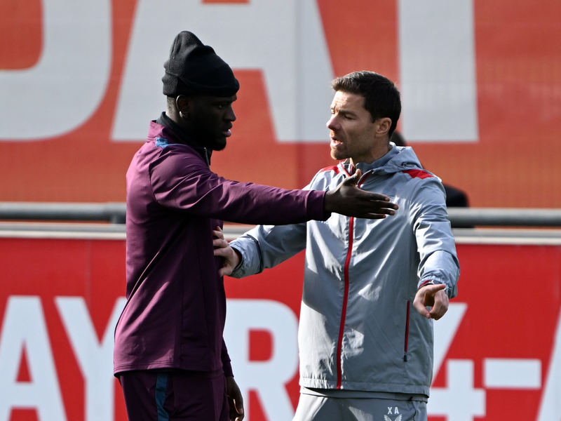 Leverkusens Trainer Xabi Alonso (r) kann wieder mit StĂŒrmer Victor Boniface planen. - Foto: Federico Gambarini/dpa