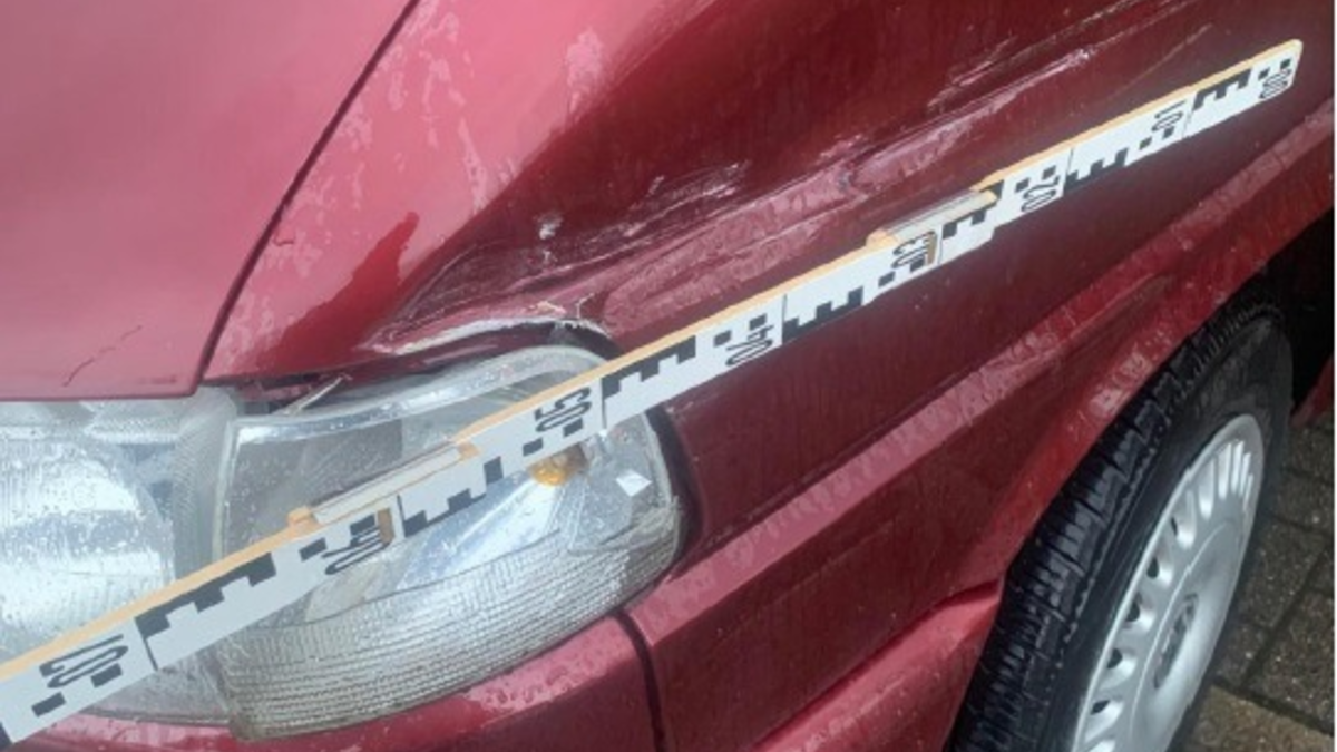 POL-SE: Schenefeld - Geparkter Kleinbus wird beschädigt - Verantwortliche Person entfernt sich unerlaubt - Polizei sucht Zeugen - Foto: presseportal.de