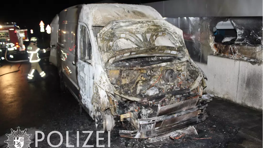 POL-PPWP: Transporter ausgebrannt - Bild: presseportal.de