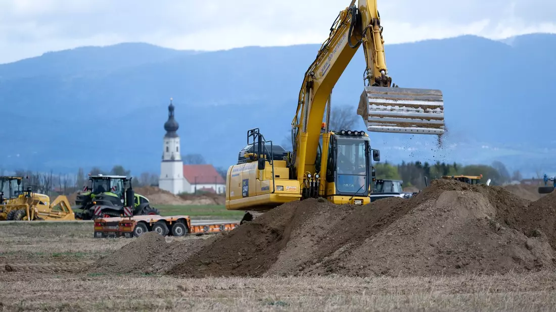 BMW baut in den Gemeinden Irlbach und Straßkirchen ein Werk für die Montage von Hochvoltspeichern. - Bild: Sven Hoppe/dpa