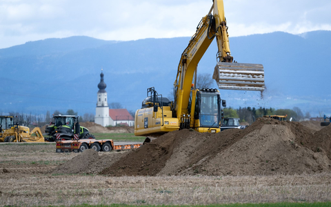 BMW baut in den Gemeinden Irlbach und Straßkirchen ein Werk für die Montage von Hochvoltspeichern. - Foto: Sven Hoppe/dpa