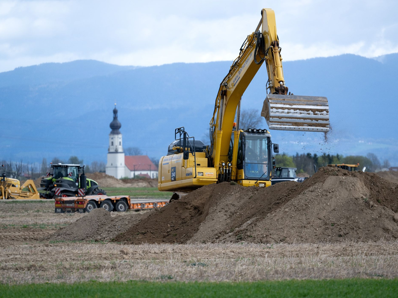 BMW baut in den Gemeinden Irlbach und Straßkirchen ein Werk für die Montage von Hochvoltspeichern. - Foto: Sven Hoppe/dpa