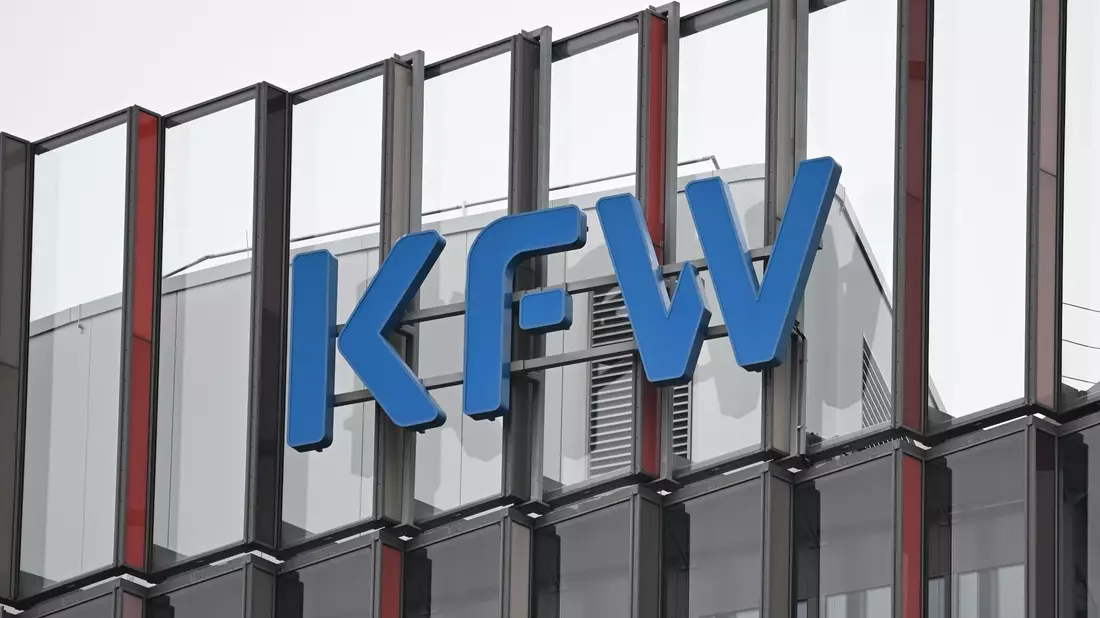 Die staatliche Förderbank KfW bietet den Studienkredit seit 2006 an. - Bild: Arne Dedert/dpa