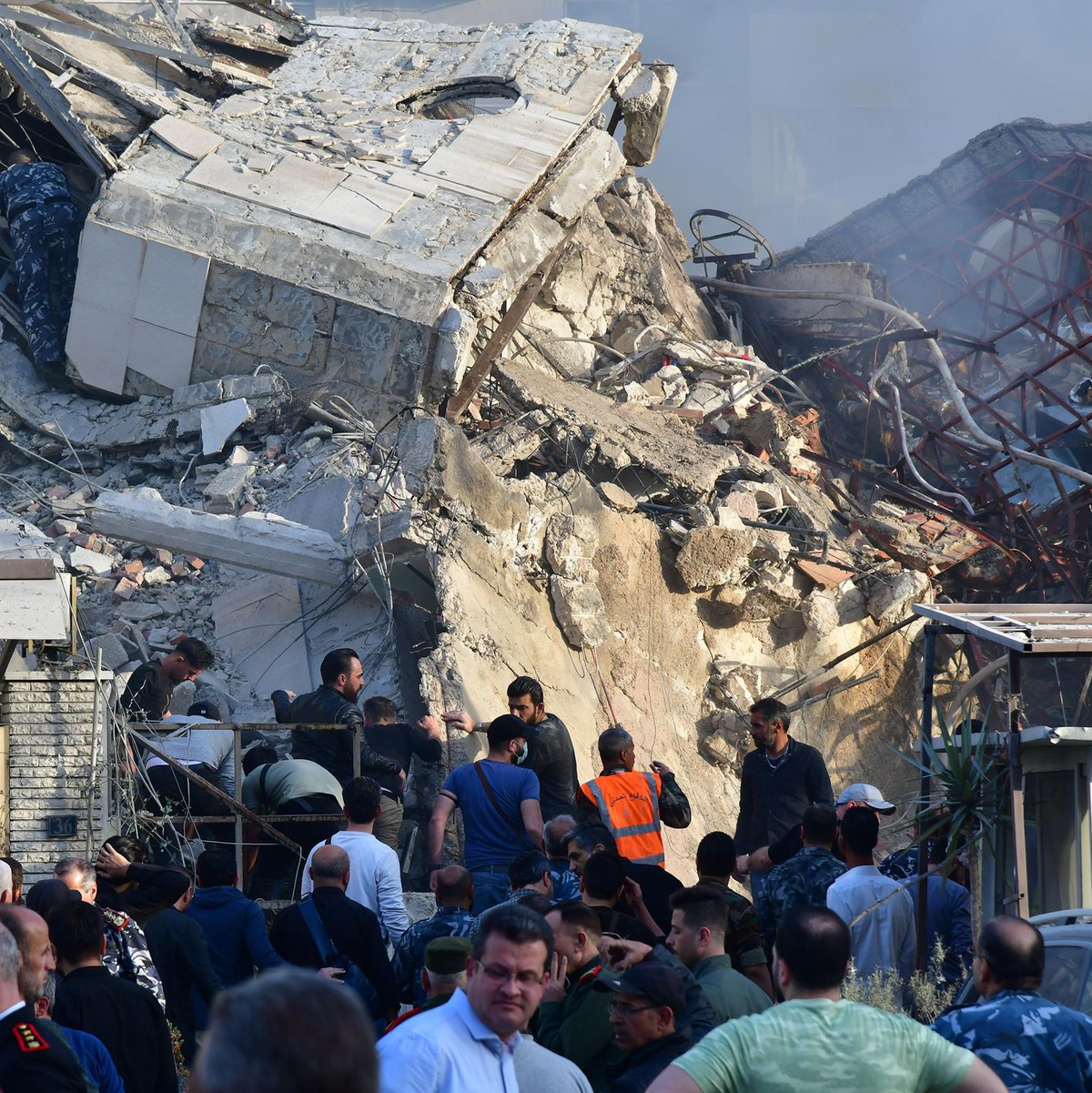 Das zerstörte Konsulatsgebäude der iranischen Botschaft. - Foto: Ammar Safarjalani/XinHua/dpa