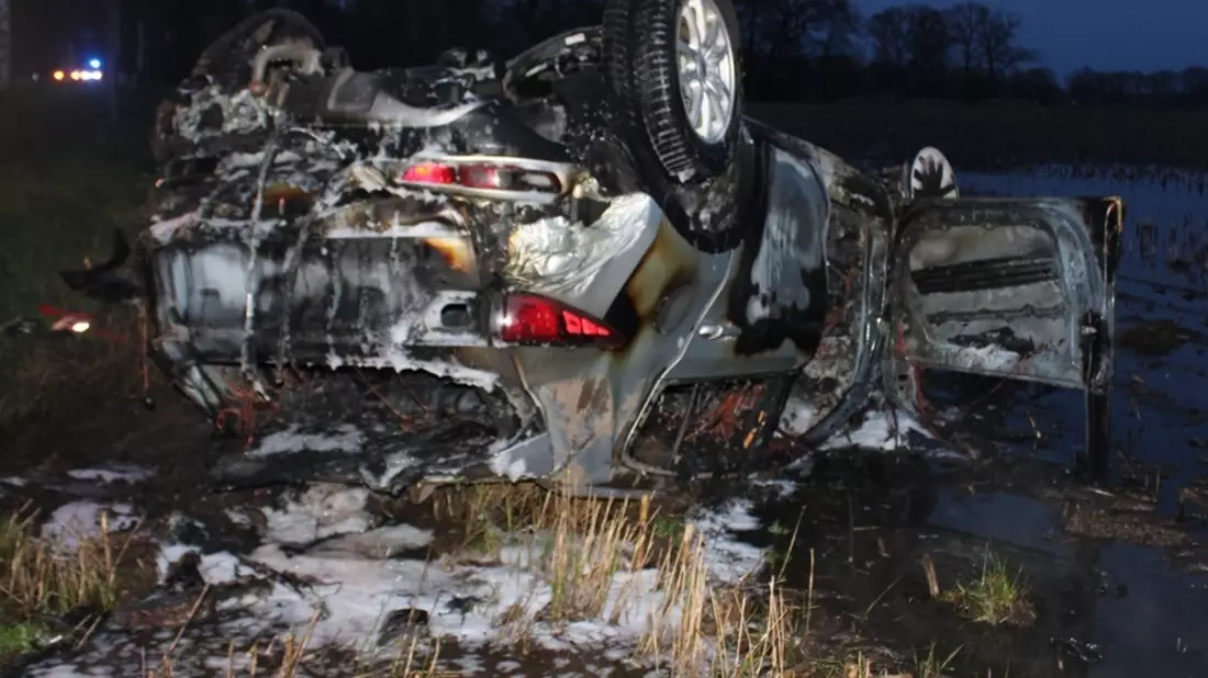 POL-MI: Auto überschlägt sich und geht in Flammen auf - Bild: presseportal.de