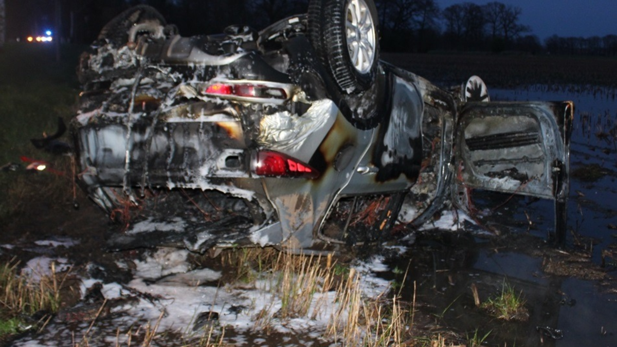 POL-MI: Auto überschlägt sich und geht in Flammen auf - Foto: presseportal.de