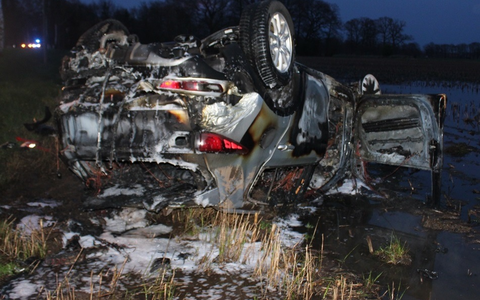 POL-MI: Auto überschlägt sich und geht in Flammen auf - Foto: presseportal.de