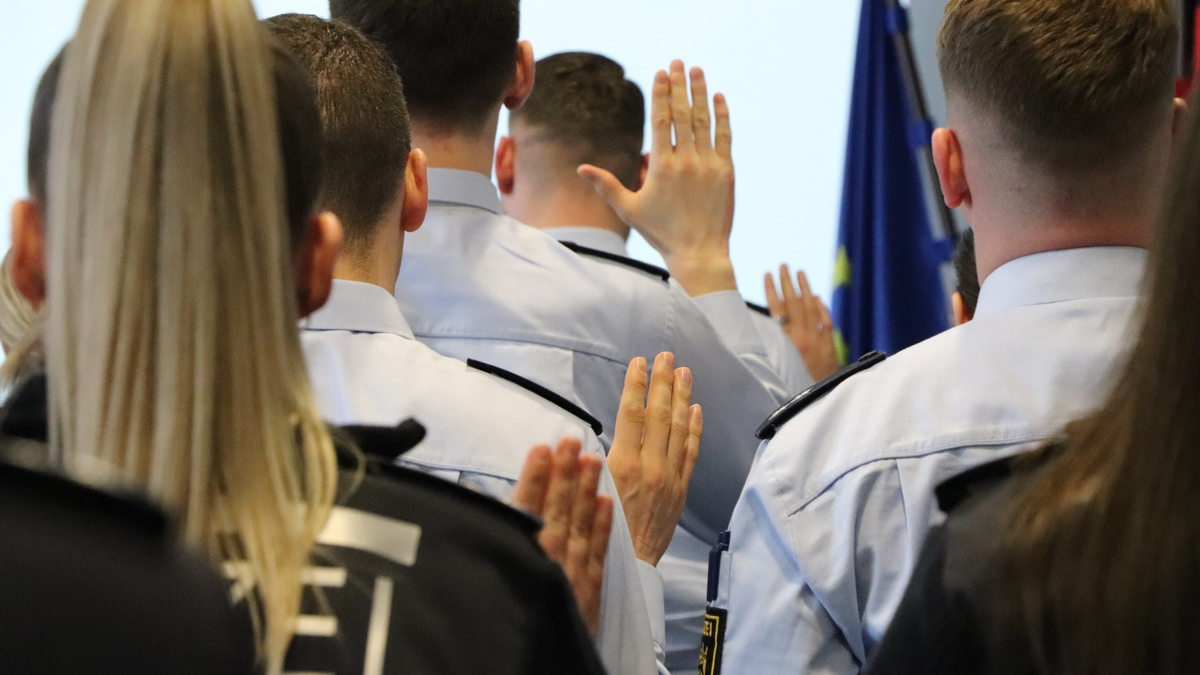 POL-Pforzheim: (PF) Pforzheim - 25 neue Polizistinnen und Polizisten für das Pforzheimer Polizeipräsidium - Foto: presseportal.de