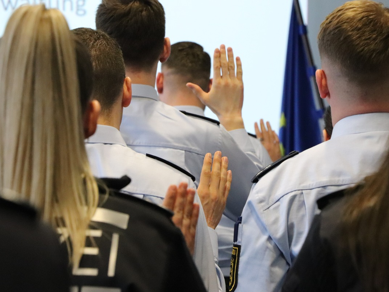 POL-Pforzheim: (PF) Pforzheim - 25 neue Polizistinnen und Polizisten für das Pforzheimer Polizeipräsidium - Foto: presseportal.de