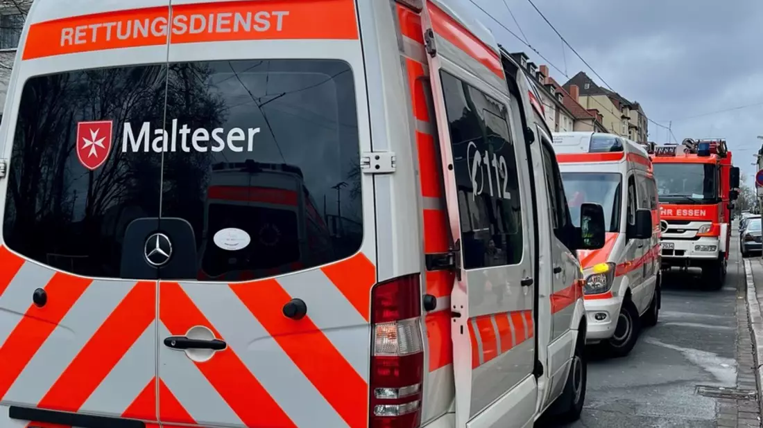 FW-E: Brennender Unrat sorgt für Rauchentwicklung im Treppenraum - 16 Personen, darunter fünf Kinder, verletzt - Bild: presseportal.de