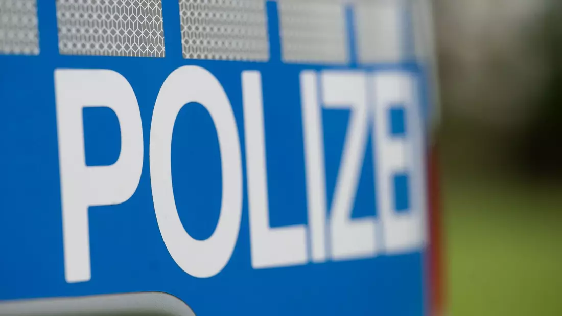 Infolge des Unfalls in Nürtingen starben zwei junge Frauen; ein Jugendlicher wurde schwer verletzt (Symbolbild). - Bild: Marijan Murat/dpa