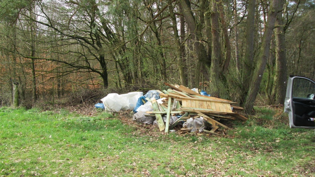 POL-KB: Frankenberg und Burgwald - Baumüll im Wald entsorgt, Polizei ermittelt in zwei Fällen wegen Umweltstraftaten - Foto: presseportal.de