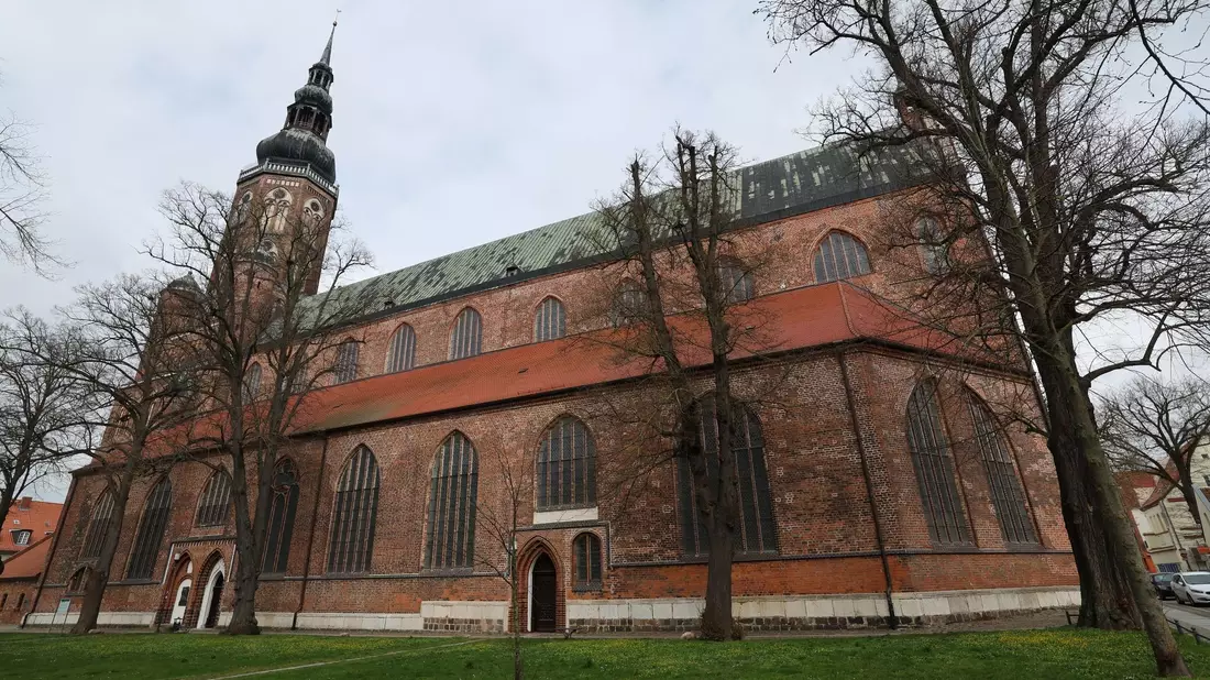 Der Greifswalder Dom hat jetzt eine von Ólafur Elíasson neu gestaltete Fenstergruppe. - Bild: Bernd Wüstneck/dpa
