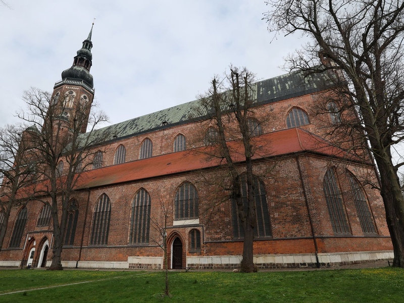 Der Greifswalder Dom hat jetzt eine von Ólafur Elíasson neu gestaltete Fenstergruppe. - Foto: Bernd Wüstneck/dpa