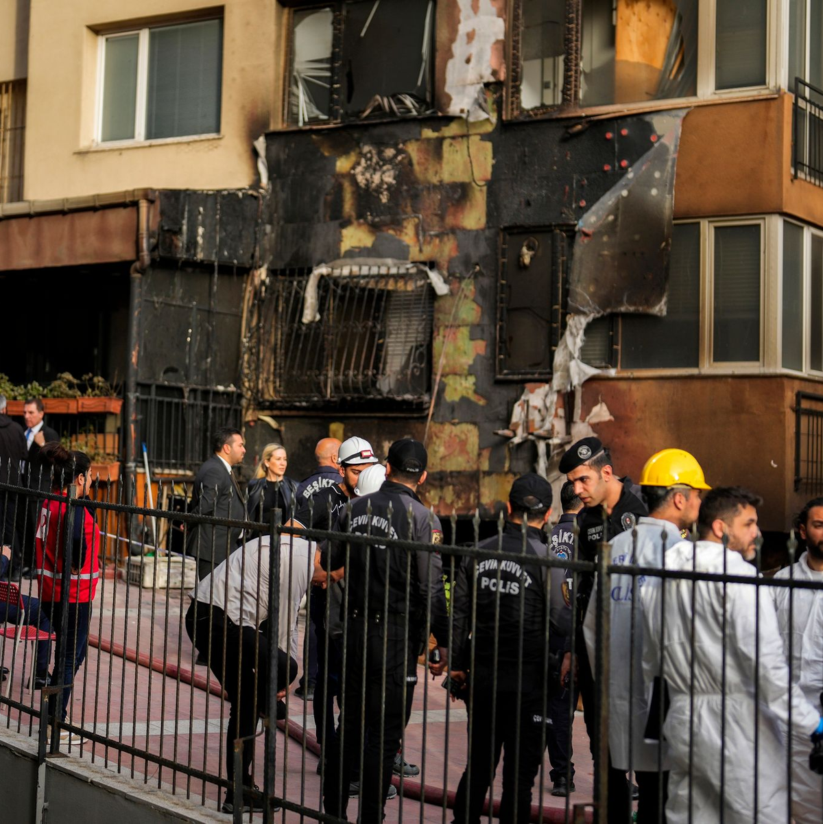 Feuerwehrleute an der Unglücksstelle. - Foto: Khalil Hamra/AP/dpa