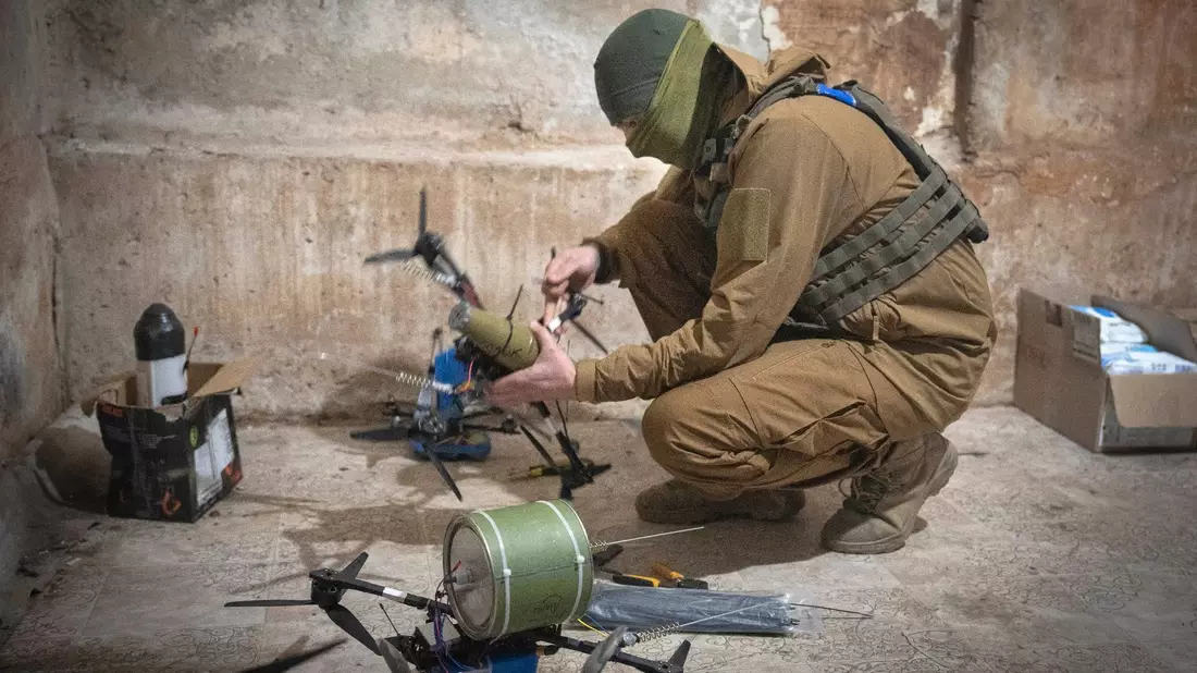 Ein ukrainischer Soldat bereitet Drohnen an der Frontlinie vor. - Bild: Efrem Lukatsky/AP/dpa
