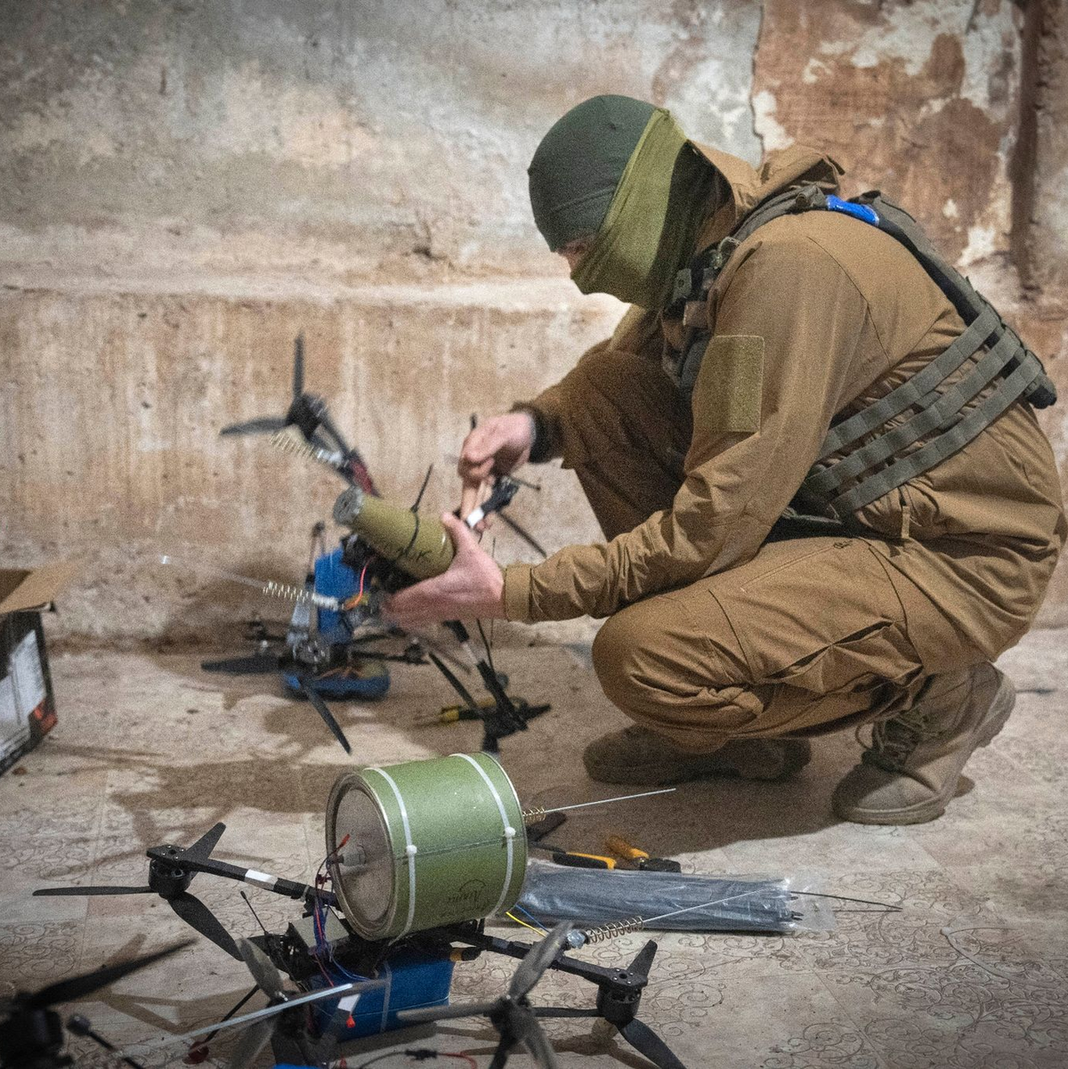 Ein ukrainischer Soldat bereitet Drohnen an der Frontlinie vor. - Foto: Efrem Lukatsky/AP/dpa