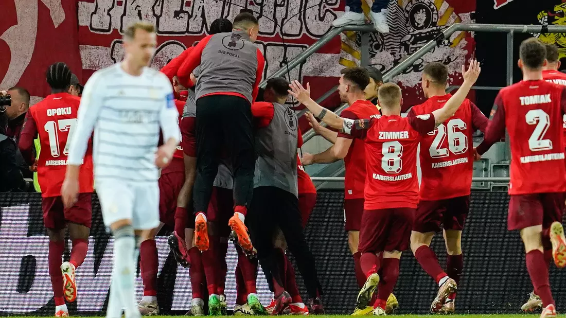 Kaiserslautern setzte sich in Saarbrücken durch und steht zum achten Mal im Pokal-Finale. - Bild: Uwe Anspach/dpa