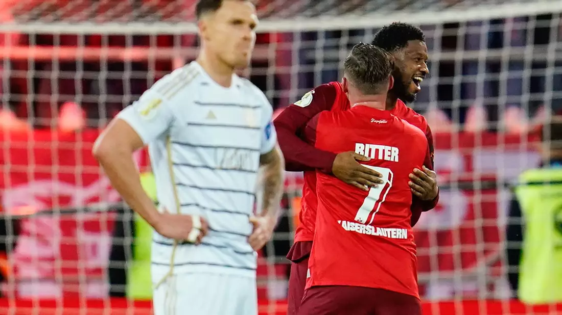 Die Lauterer Torschützen: Almamy Touré (hinten) und Marlon Ritter. - Bild: Uwe Anspach/dpa