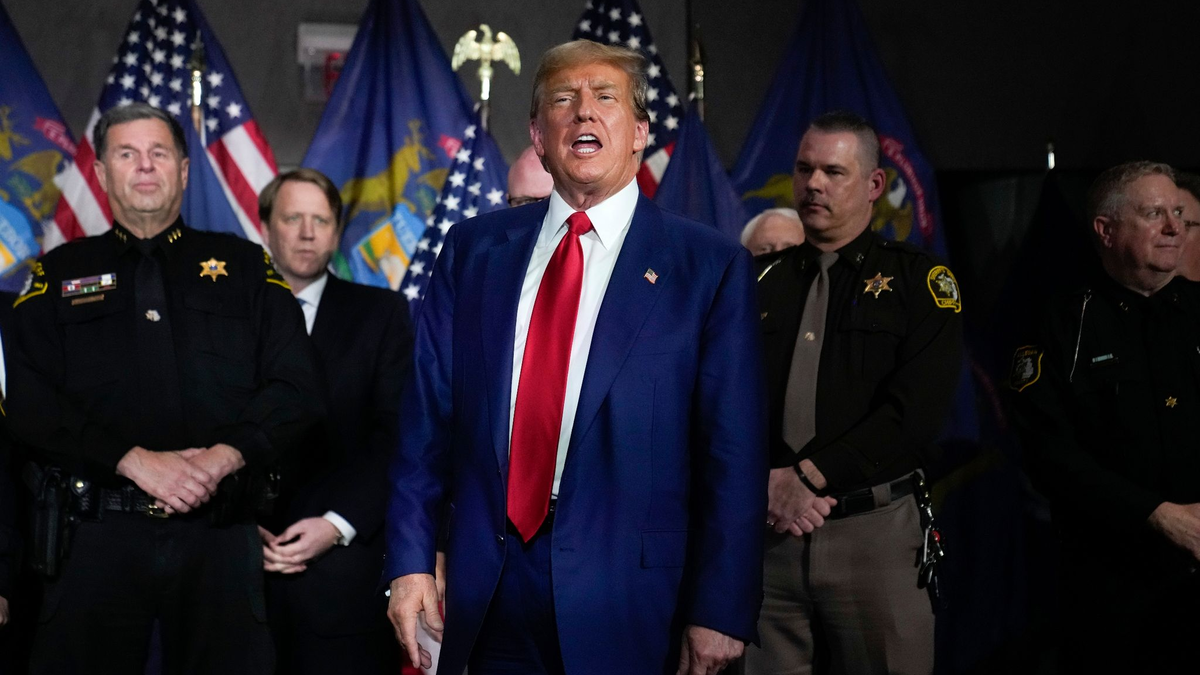 Donald Trump bedient sich regelmäßig radikaler Rhetorik, tut sich mit rassistischen Aussagen hervor und hetzt gegen Minderheiten. - Foto: Paul Sancya/AP