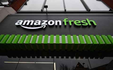 Amazons Einkaufswagen zeigen auf einem Display den Preis der Waren und den Gesamtwert des Einkaufs an. - Foto: Victoria Jones/PA Wire/dpa