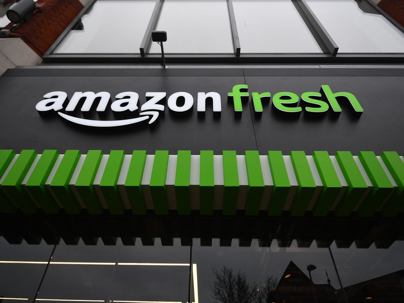 Amazons Einkaufswagen zeigen auf einem Display den Preis der Waren und den Gesamtwert des Einkaufs an. - Foto: Victoria Jones/PA Wire/dpa