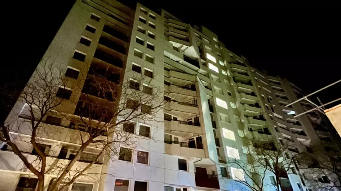 FW Ratingen: Hochhaus nach Wasserschaden ohne Stromversorgung - Bild: presseportal.de