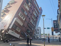 Anwohner retten ein Kind aus einem teilweise eingestürzten Gebäude in Hualien im Osten Taiwans. - Foto: -/TVBS via AP/dpa