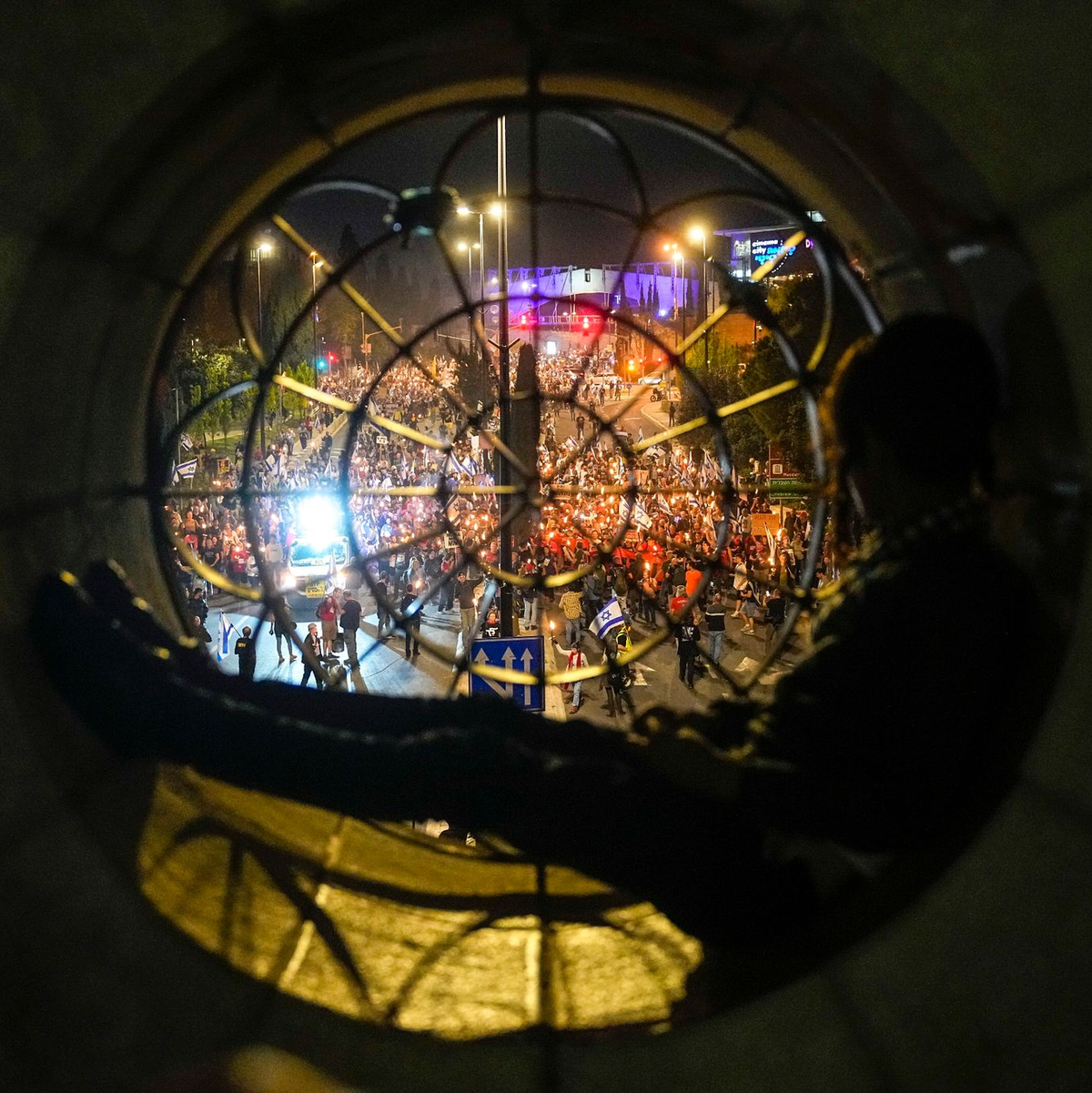 Tausende Israelis protestierten den vierten Tag in Folge gegen die Regierung und für ein Abkommen zur Freilassung der in Gaza weiter festgehaltenen Geiseln. - Foto: Ohad Zwigenberg/AP