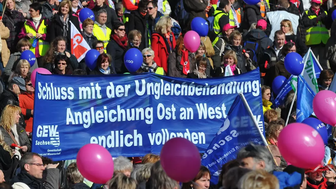 In den letzten zehn Jahren lag die Lohnschere zwischen den neuen und alten Bundesländern bei über 800 Euro. - Bild: Matthias Hiekel/dpa-Zentralbild/dpa