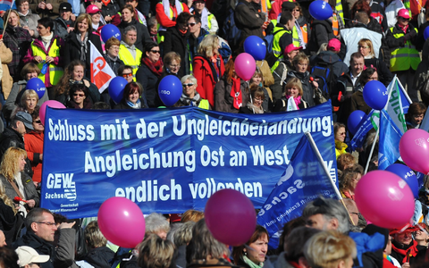 In den letzten zehn Jahren lag die Lohnschere zwischen den neuen und alten Bundesländern bei über 800 Euro. - Foto: Matthias Hiekel/dpa-Zentralbild/dpa