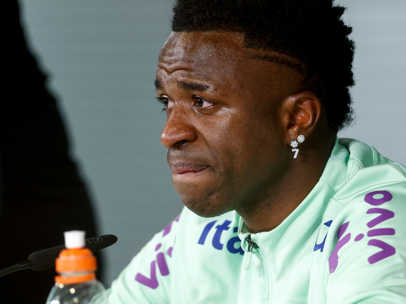 Der brasilianische Nationalspieler Vinicius Junior brach während einer Pressekonferenz in Tränen aus. - Foto: Oscar J. Barroso/AP/dpa
