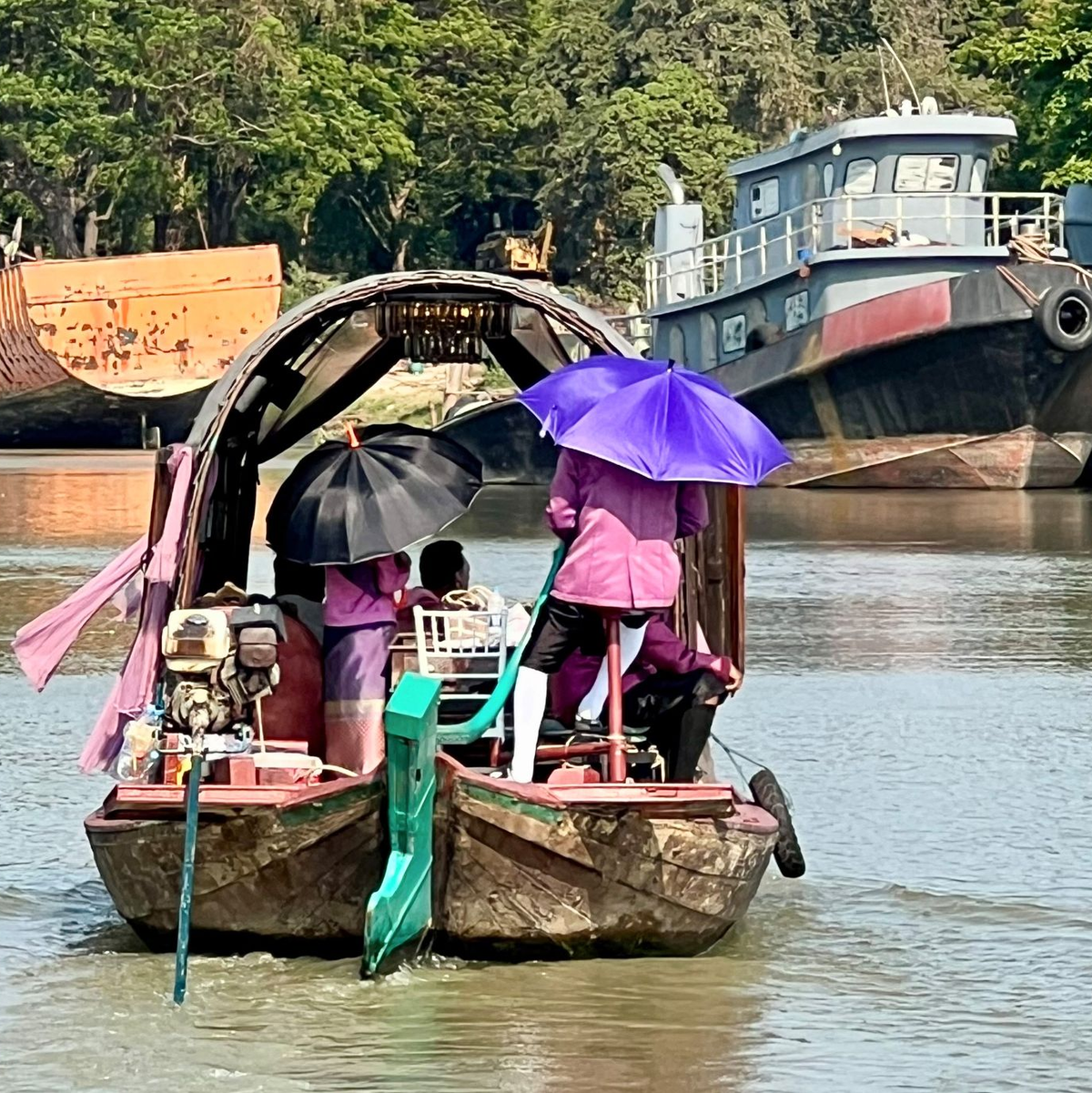 Im Schatten und mit Ventilator: Eine Frau in Bangkok versucht, sich sich abzukühlen. - Foto: Carola Frentzen/dpa